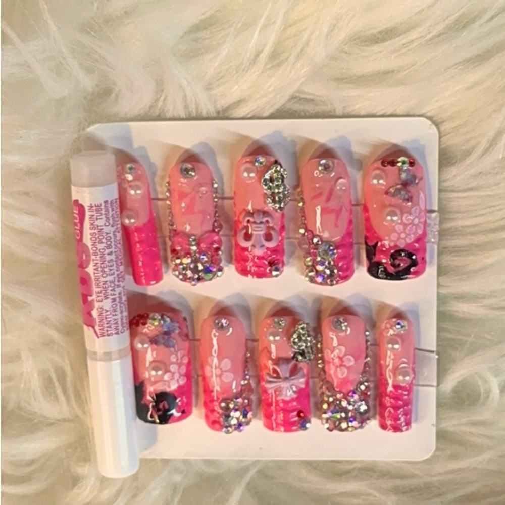 EXOTIC PRESS ON NAILS . FEEL LIKE THE SEXIEST WOMAN IN THE ROOM 💋